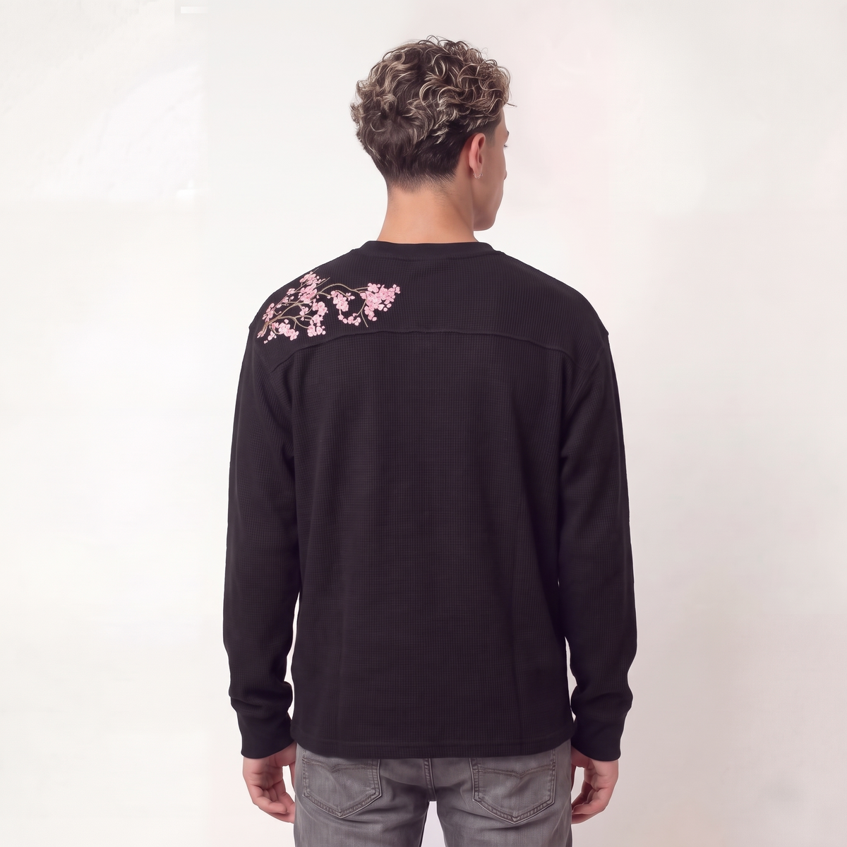 Black BLOSSOM – LONGSLEEVE on model